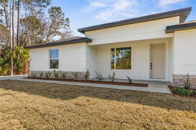 view of front of property featuring a front lawn