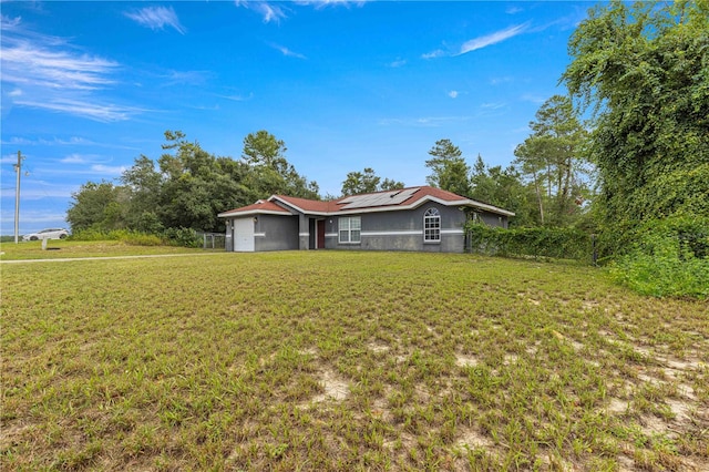 view of front of property featuring a front yard