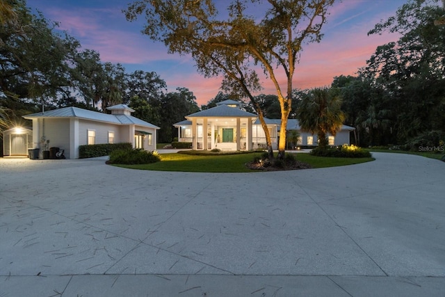 view of front of house featuring a lawn