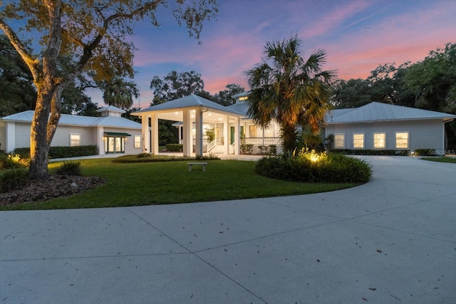 view of front facade featuring driveway and a front lawn