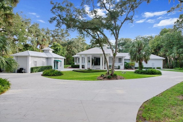 view of front facade with a front lawn and covered porch