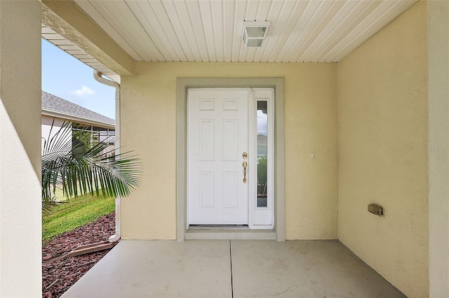 property entrance featuring stucco siding