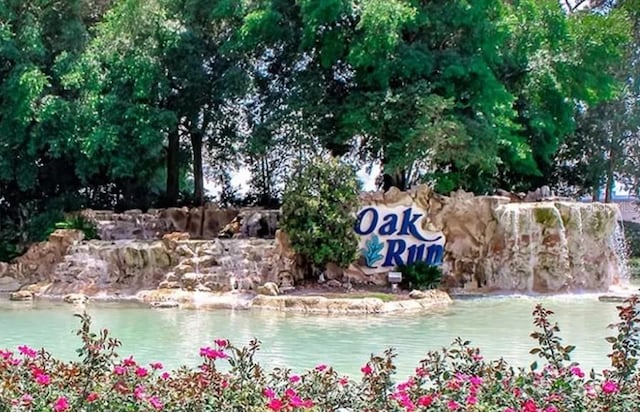 community sign featuring a water view