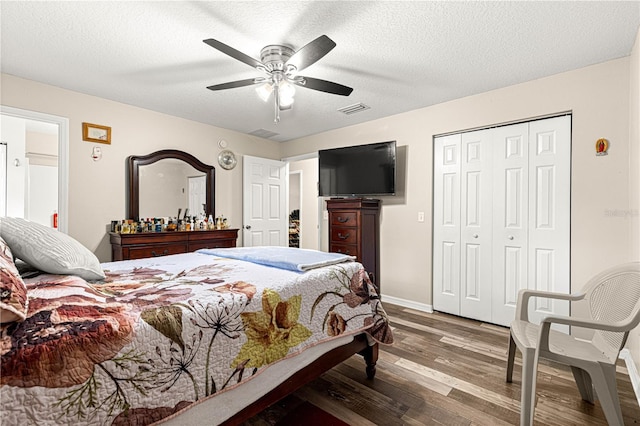 bedroom with hardwood / wood-style flooring, a textured ceiling, ceiling fan, and a closet