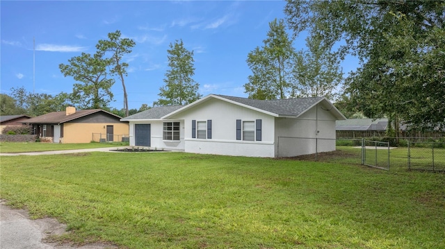 single story home featuring a front lawn