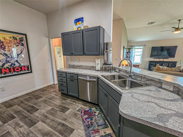 kitchen featuring ceiling fan, dishwasher, sink, dark wood-type flooring, and gray cabinets