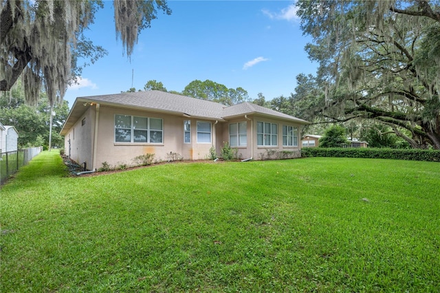 single story home featuring a front lawn