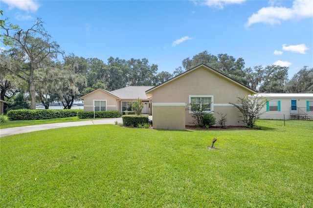 view of front of property featuring a front yard