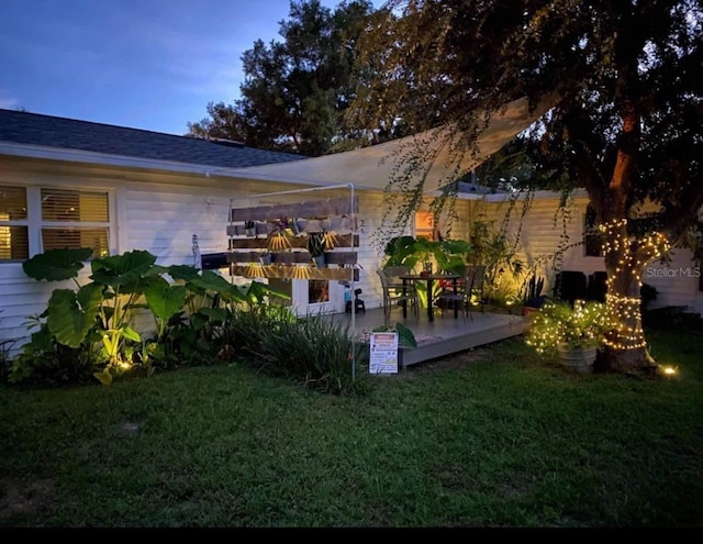 view of yard at dusk