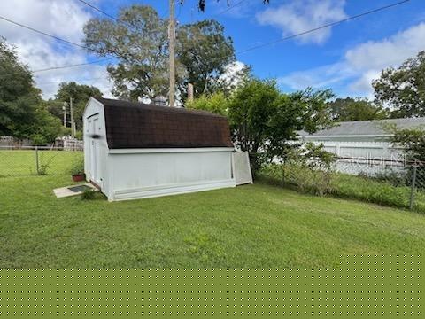 view of yard with a storage shed