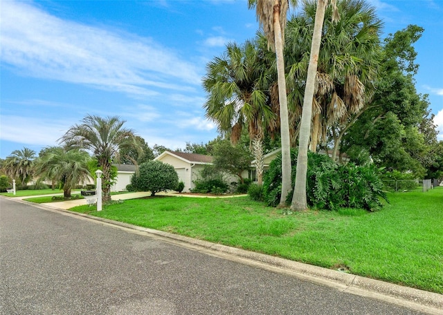 view of front of property featuring a front yard