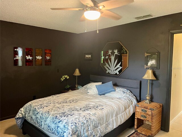 bedroom featuring ceiling fan and a textured ceiling