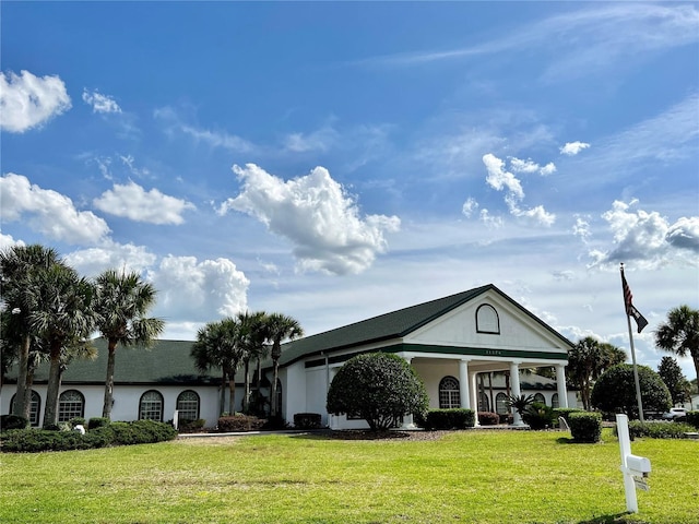 view of front facade featuring a front lawn