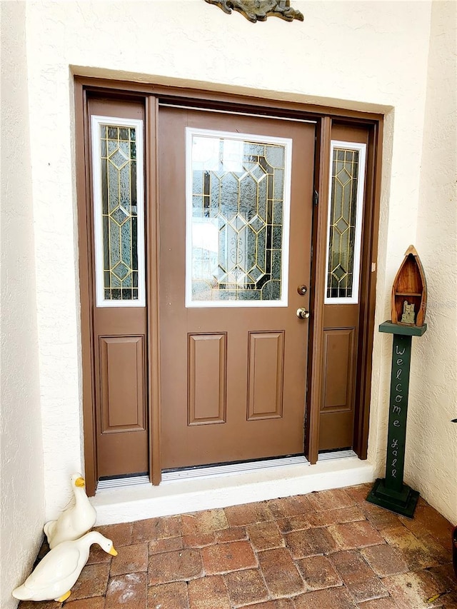 view of exterior entry with stucco siding