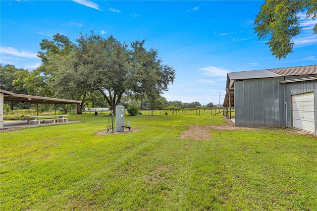 view of yard featuring an outdoor structure