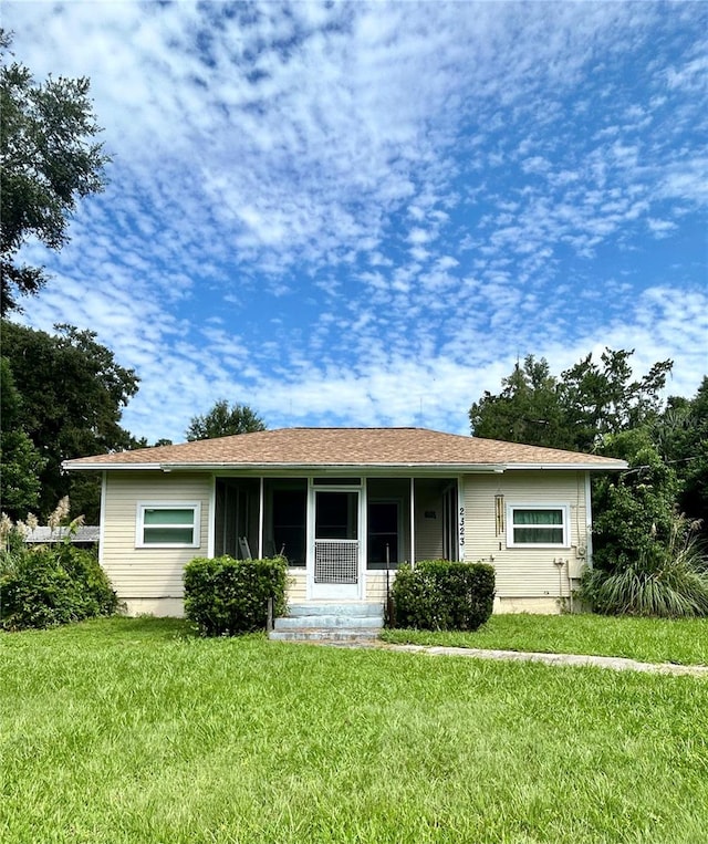 view of front of house featuring a porch and a front lawn