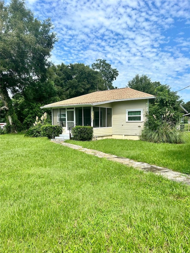 view of front of house with a front lawn