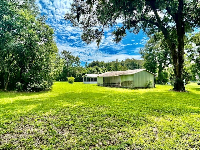 view of yard featuring an outdoor structure