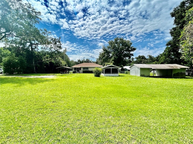 view of yard featuring an outbuilding