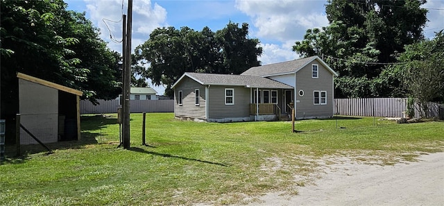 view of front of house featuring a front lawn