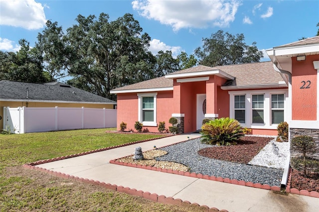 single story home featuring a front lawn