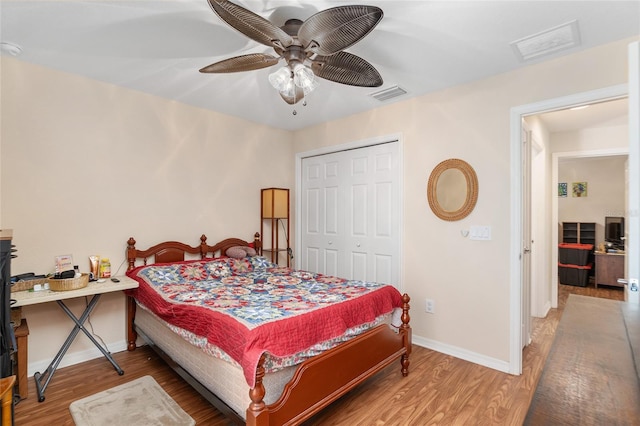 bedroom with ceiling fan, wood-type flooring, and a closet