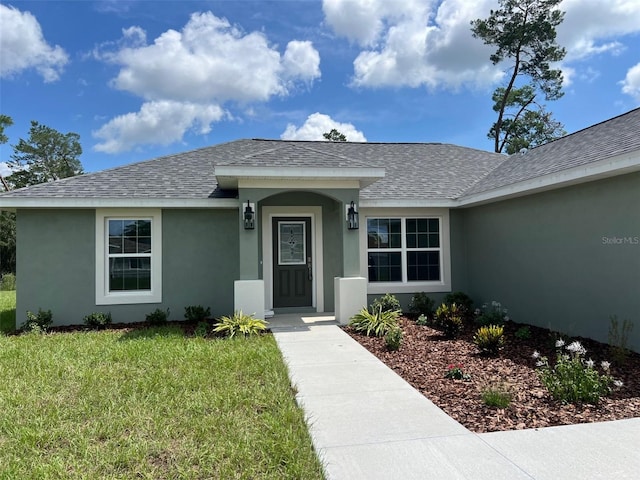 view of front of property featuring a front yard