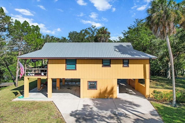 view of front of house featuring a front lawn