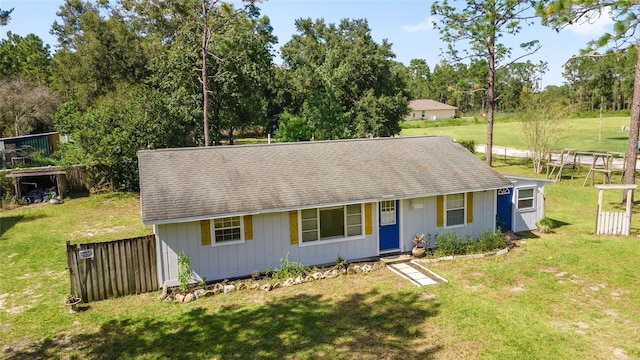 ranch-style home featuring a front lawn