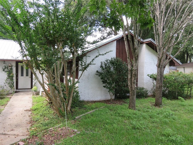 view of side of property featuring a lawn