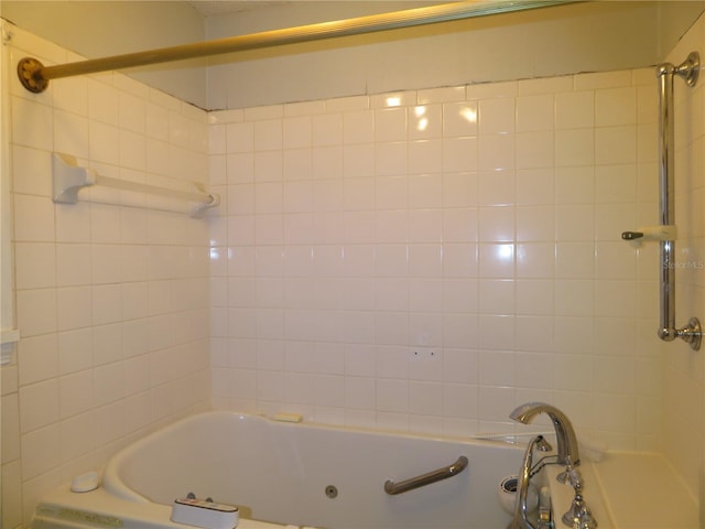 bathroom featuring tiled shower / bath combo