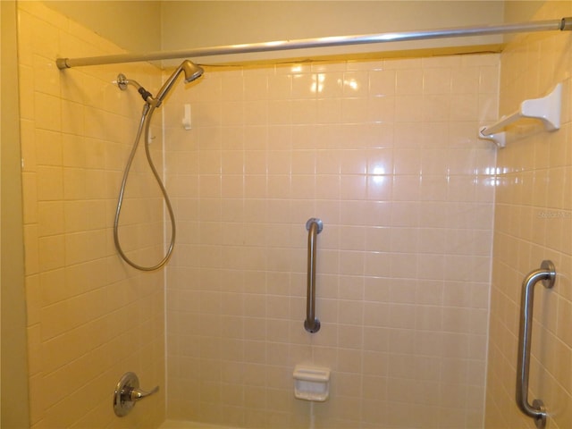 bathroom featuring a tile shower