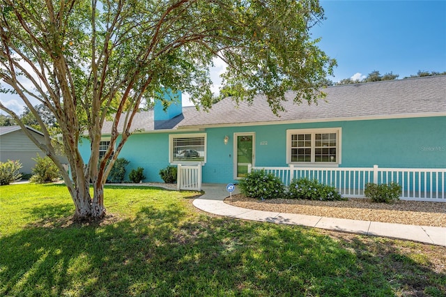 single story home with a front lawn