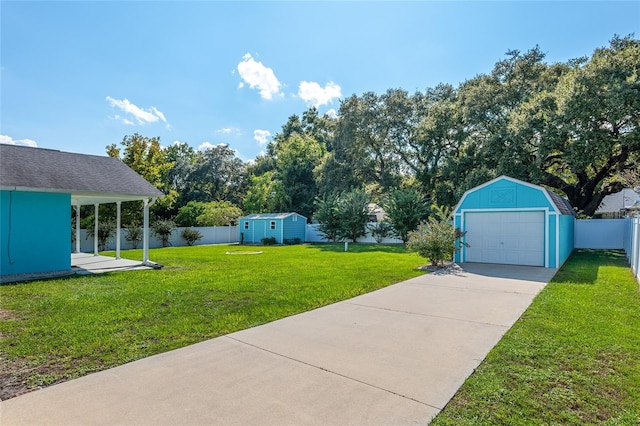 view of yard featuring an outdoor structure and a garage