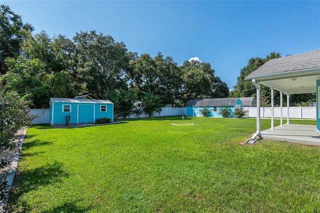 view of yard featuring a shed