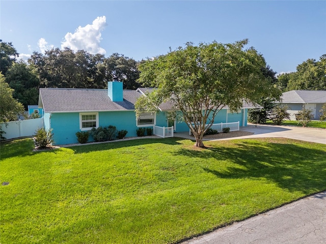 view of front of house featuring a front lawn