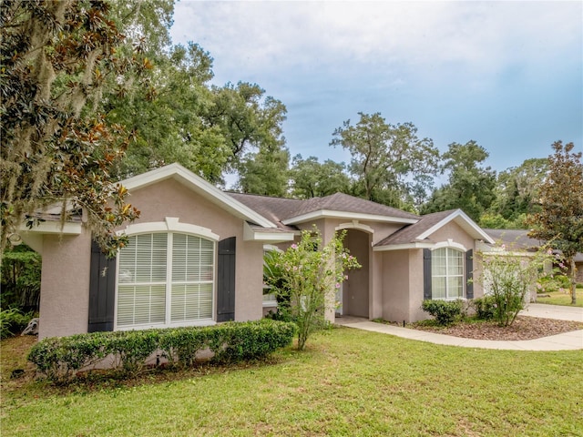 single story home with a front lawn