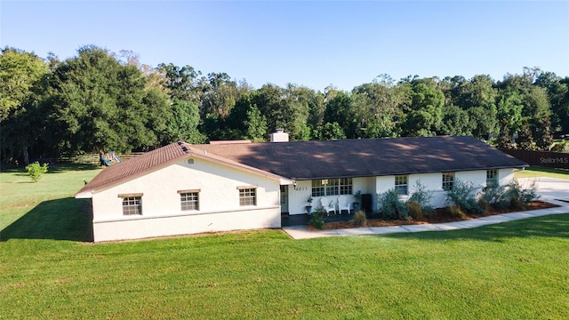 single story home featuring a front yard