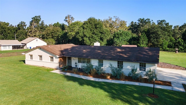 view of front of property featuring a front lawn