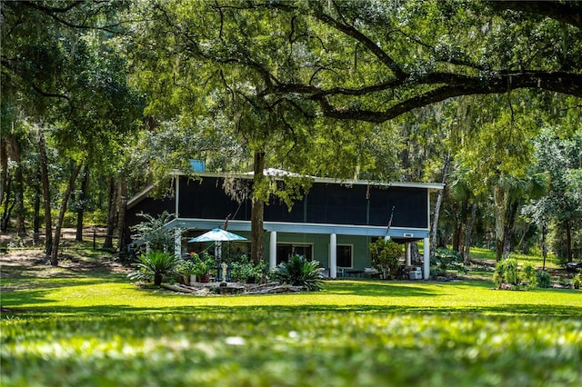 view of front facade featuring a front yard