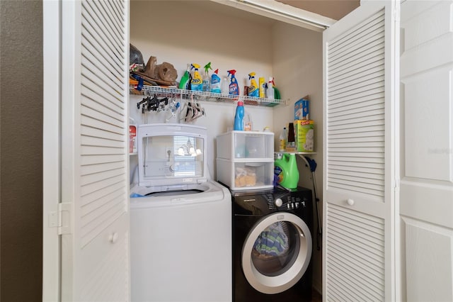 washroom featuring washing machine and clothes dryer