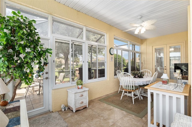 sunroom / solarium with ceiling fan