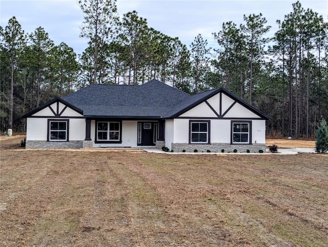 view of front of property featuring a front lawn