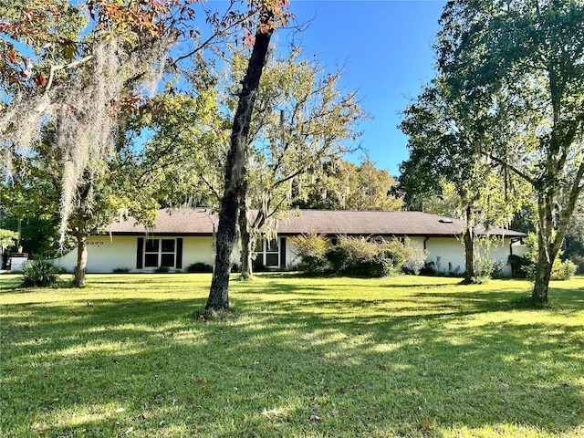 view of front of home featuring a front yard