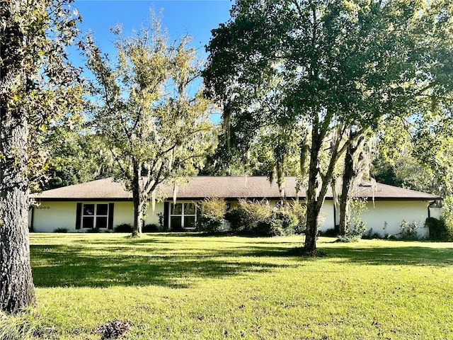 single story home with a front yard