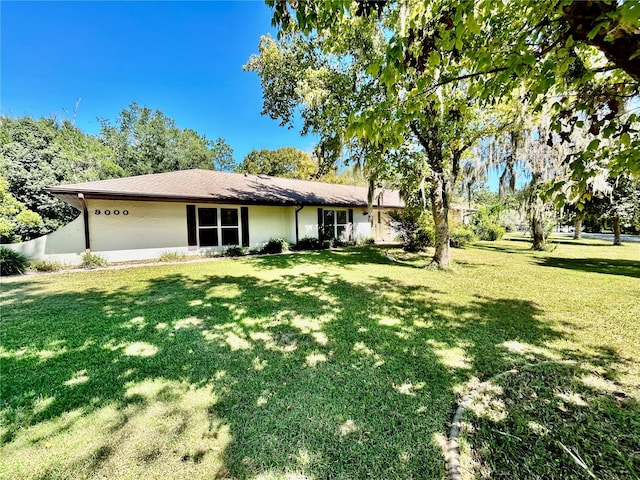 single story home featuring a front lawn