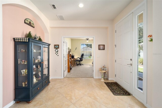 foyer entrance featuring ceiling fan