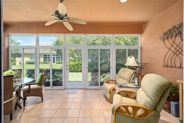 sunroom with ceiling fan