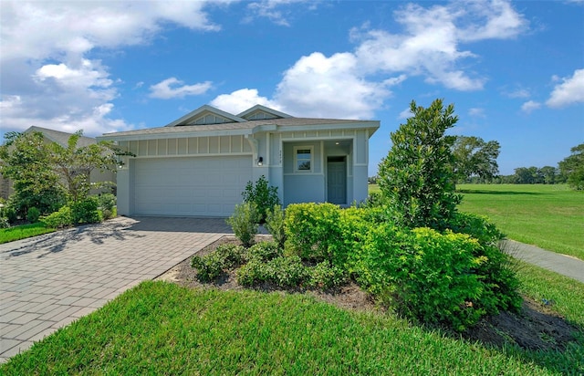 view of front facade featuring a front yard and a garage