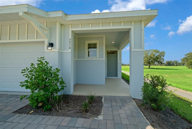 entrance to property featuring a yard